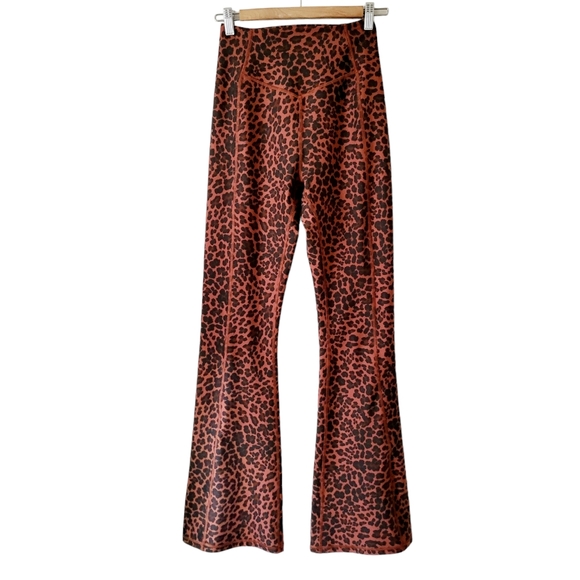 Spiritual Gangsta Bombshell Dream Tech Flare Leopard Print Leggings Size M - Picture 13 of 14